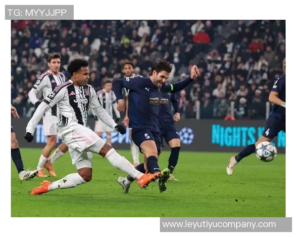 戴维近距离射门遭封堵麦肯尼头球抢点再遭扑救无缘进球